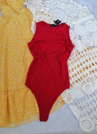 Яркий эффектный бодик топ майка с вырезом над линией груди