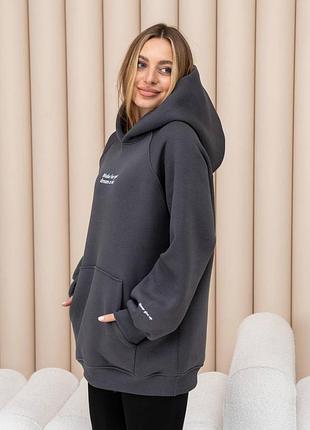 Удлиненный худи оверсайз с начесом с капюшоном с надписью с переда и на рукаве с карманом кенгуру