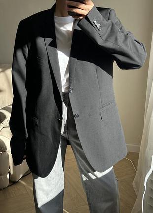 Чорний класичний піджак з чоловічого плеча оверсайз