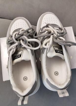 Кросівки 38 розміру