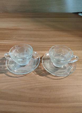 На картинке – стеклянная чашка с блюдцем. это набор для чая wheaton crystal, изготовленный из стекла.