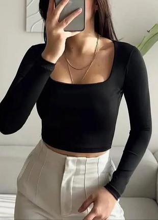 Чорна вкорочена кофтинка