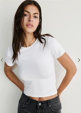 Белая футболка облегающая
