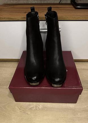 Ботильйони жіночі чорні 39 розмір шкіра стійкий каблук демісезонні