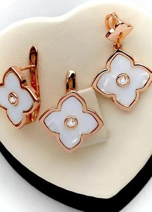 Красивий комплект конюшина (медичне золото) кулон та сережки.