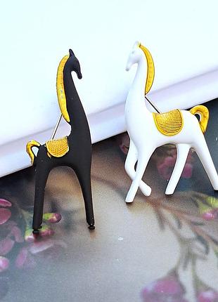 Брошь лошадь белая, лошадь черный пар