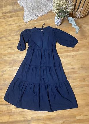 Класична стильна темно синя сукня міді з широкими рукавами та ярусами та завʼязками позаду від next