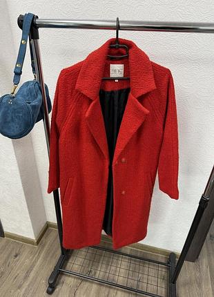 Червоне шерстяне пальто