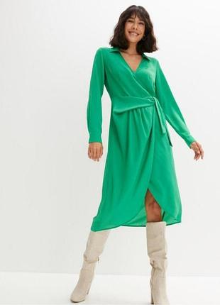 Зелена сукня на запах з довгими рукавами
