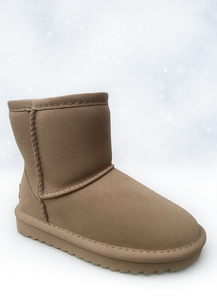 Угги бежеві натуральна замша,всередині густе хутро овчина60%,дуже теплі,зручні та м'які,легенькі, на замочку,підошва резина