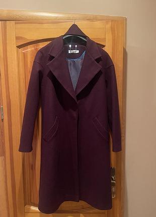 Пальто бордового кольору