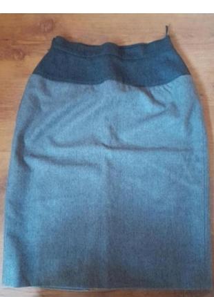 Спідниця міді   олівець бренд valentino  вінтаж.  .р.s, є підклад   цікавий дизвйн.