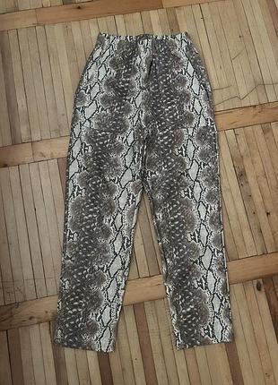 Стильні штани в зміїнний принт