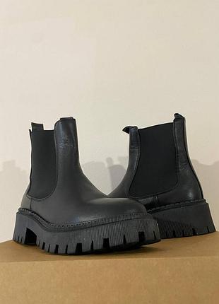 Черные ботинки челси с эластичными боковыми вставками и массивной подошвой