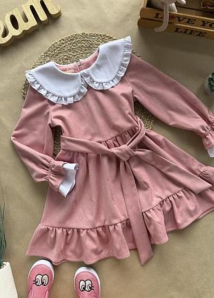 Сукня з білим комірцем