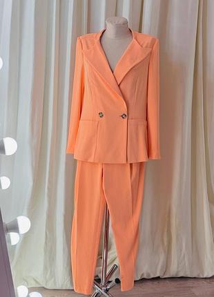 Шикарний жіночий брючний костюм