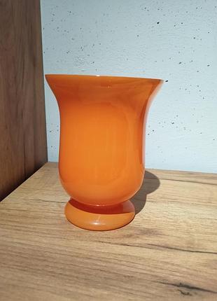 Яскрава ваза з кольорового скла