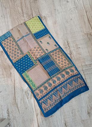 Шелковый шарф с подписью