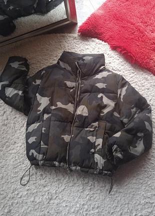 Жіноча куртка з камуфляжним принтом