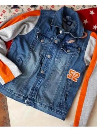 Джинсова куртка з теплими рукавами з номером