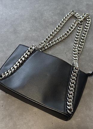 Сумка чорна на ланцюжках