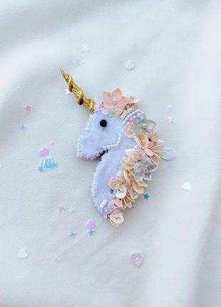 Брошь вышита бисером единорог