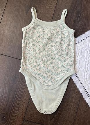 Салатова оливкава майка боді на бретелях з квітами в пастельних для дівчинки 2-3 міс 62 см