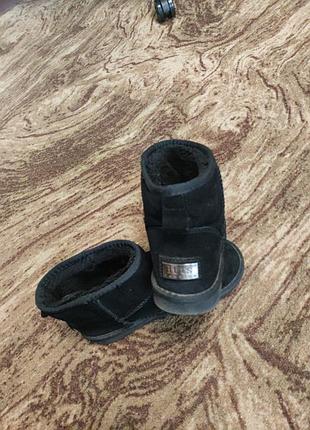 Уггі з натурального замша і меха.