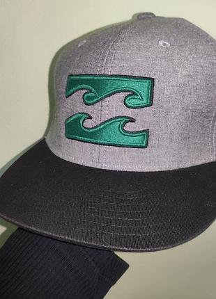 Стильная фирменная кепка бейсболка billabong spirit walker snapback серого цвета с черным козырьком.
