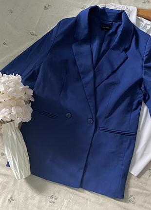 Піджак в колірі електрик.