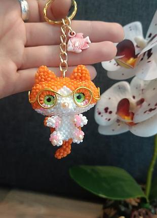 Милый брелок в виде котика из бисера