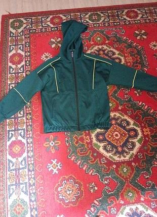 Куртка,ветровка на флисе, темно зеленого цвета с желтой глазовкой, в очень хорошем состоянии, рост134,на9 лет то