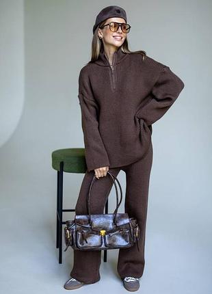 Женский брючный вязаный теплый костюм коричневый из шерсти и полиэстру свитер свободный с воротником на молнии с боковыми разрезами брюки прямые на резинке
