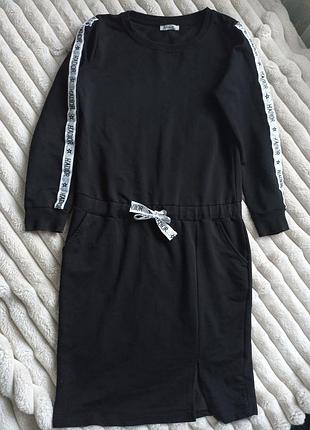 Чорна спортивна сукня