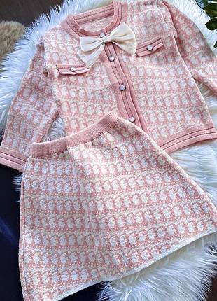 Вʼязаний костюмчик на дівчинку