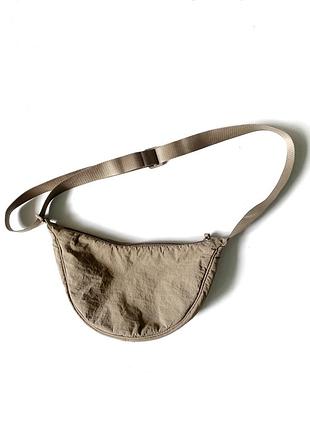 Бежевая сумка-мессенджер uniqlo round mini shoulder bag