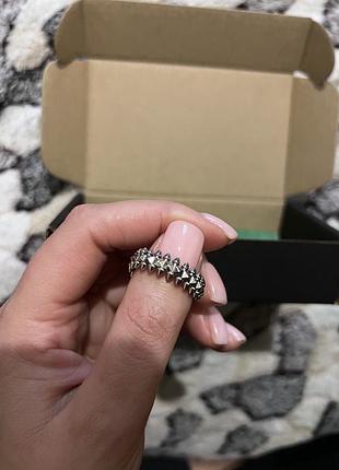 Каблучка з шипами