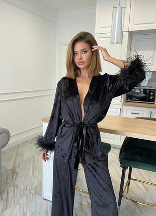 Костюм з бархату з натуральним пірьям