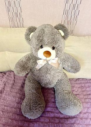 Большой плюшевый медведь