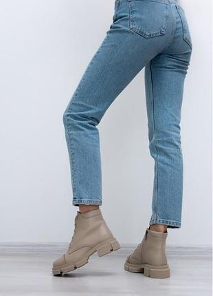 Демисезонные ботинки бежевого цвета из натуральной кожи