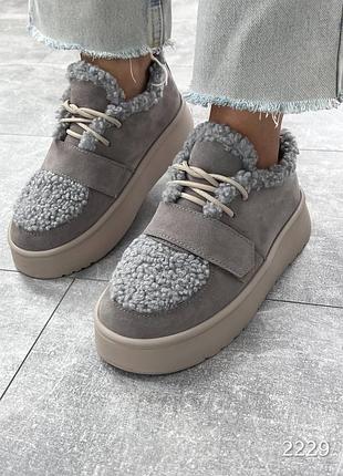 Стильные замшевые ботинки с мехом тедди