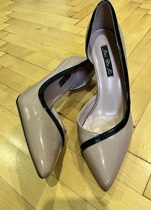 Туфлі на підборах