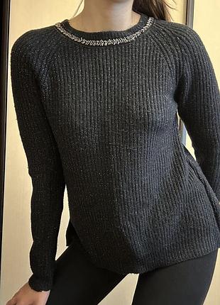 Яскравий светр з мереживом