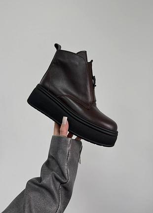 Натуральні шкіряні зимові черевики кольору шоколад на високій чорній підошві