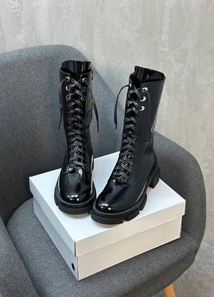 Модные женские ботинки на шнуровке