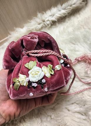 Красивый бархатный мешочек с ручной вышивкой