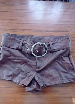 Кожаные шорты от boohoo.