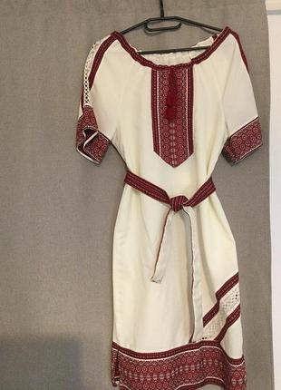 Красиве українське вишите плаття з паском