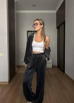 Велюровий костюм з подвійним поясом