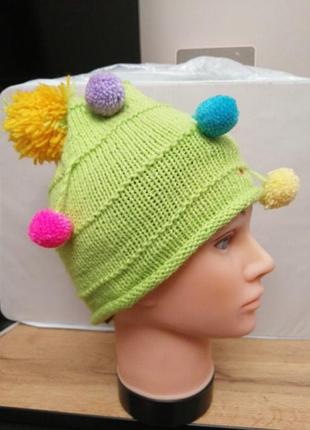 Шапка ручная работа  салатовая с бумбонами цветными